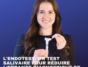 Portrait d'une femme souriante qui tient dans ces mains le dispositif de test salivaire Endotest. Le fond de l'image est bleu. Texte : titre de l'épisode L'ENDOTEST, UN TEST SALIVAIRE POUR RÉDUIRE L'ERRANCE DIAGNOSTIQUE DE L'ENDOMÉTRIOSE