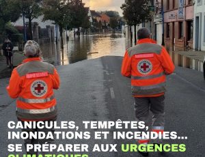 Image de deux secouristes de la Croix-Rouge, de dos au centre d'une rue à quelques mètres de l'eau qui l'a envahie suite à une inondation dans le Pas-de-Calais. Image prise au petit matin avec un soleil qui se lève. Titre de l'épisode sur l'image : "SE PRÉPARER AUX URGENCES CLIMATIQUES AVEC LA CROIX-ROUGE CANICULES, TEMPÊTES, INONDATIONS ET INCENDIES... SE PRÉPARER AUX URGENCES CLIMATIQUES AVEC LA CROIX-ROUGE "