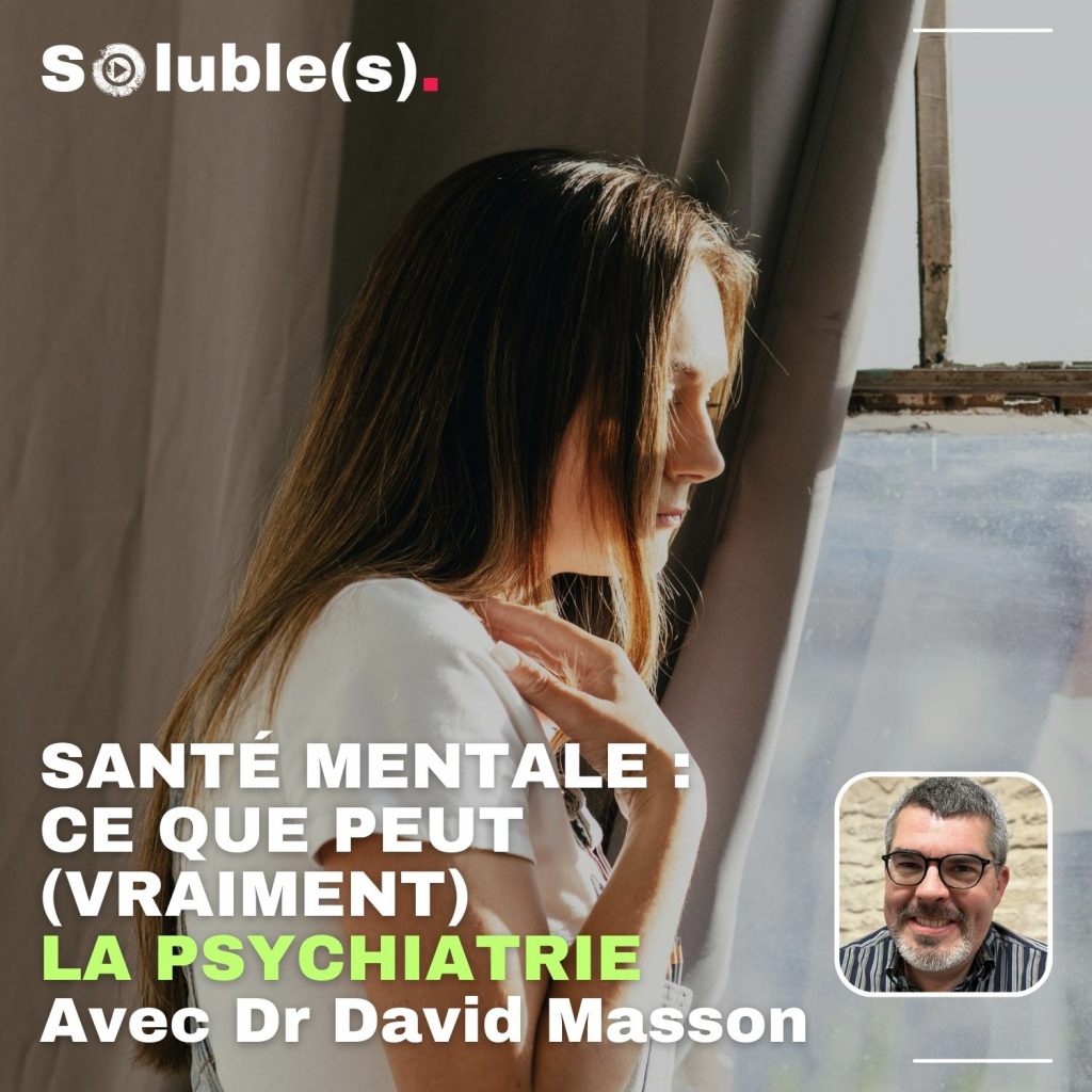 Une femme en t-shirt blanc entrouve un rideau regarde dans le vague par la fenêtre fermée, le temps est ensoleillé dehors. Titre de l'épisode sur l'image et médaillon / portrait photo de l'invité en bas à droite : SANTÉ MENTALE : CE QUE PEUT (VRAIMENT) LA PSYCHIATRIE Avec Dr David Masson