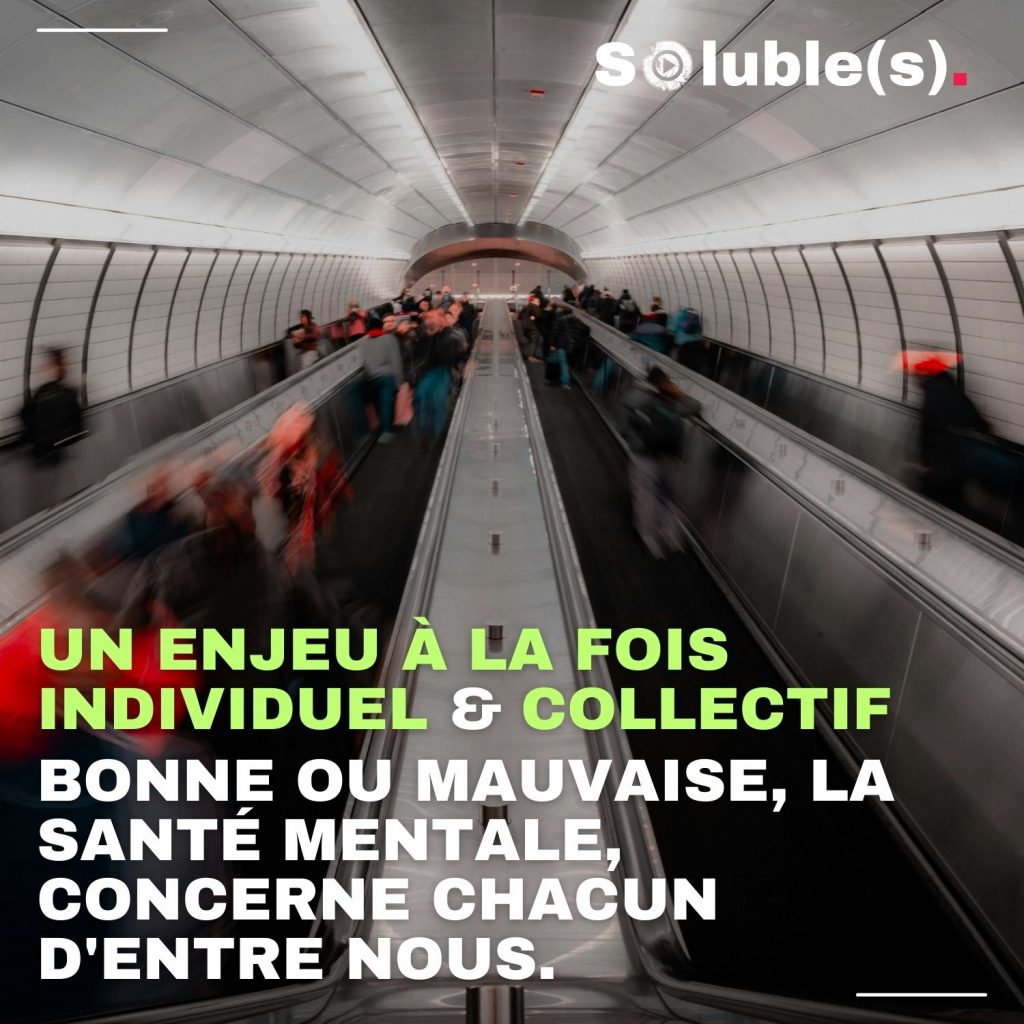 Vu de deux très longs tapis roulant dans un tunnel de transport public à une heure très fréquentée. Texte sur l'image : BONNE OU MAUVAISE, LA SANTÉ MENTALE, CONCERNE CHACUN D'ENTRE NOUS. UN ENJEU À LA FOIS INDIVIDUEL & COLLECTIF