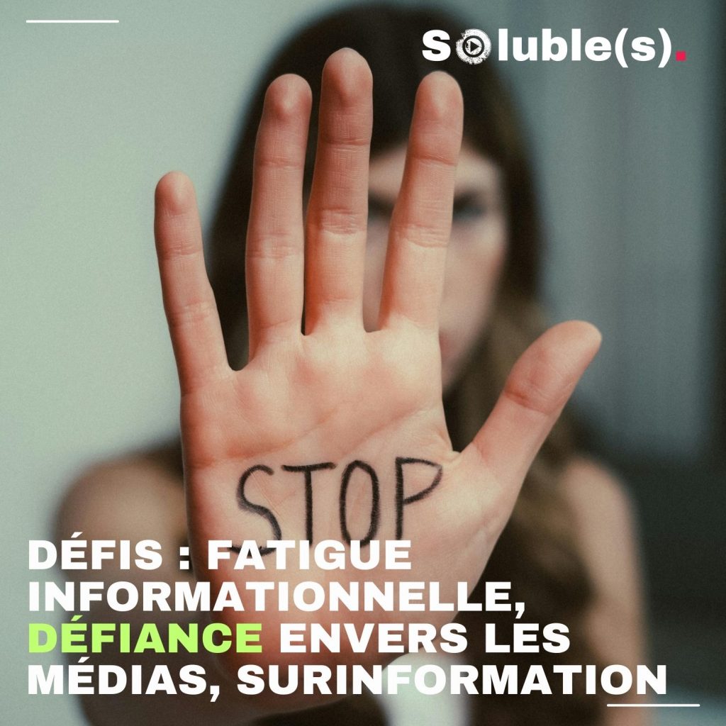 Une femme brandi sa main ouverte devant l'objectif de la camera. On lit STOP inscrit au feutre noir dans la paume de sa main. Texte sur l'image : DÉFIS : FATIGUE INFORMATIONNELLE, DÉFIANCE ENVERS LES MÉDIAS, SURINFORMATION