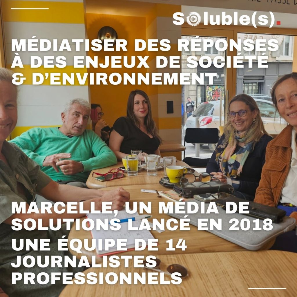 Photo d'équipe de Marcelle en marge d'une réunion éditoriale dans un tiers-lieu à Marseille. Texte sur l'image : MÉDIATISER DES RÉPONSES À DES ENJEUX DE SOCIÉTÉ & D’ENVIRONNEMENT MARCELLE, UN MÉDIA DE SOLUTIONS LANCÉ EN 2018 UNE ÉQUIPE DE 14 JOURNALISTES PROFESSIONNELS