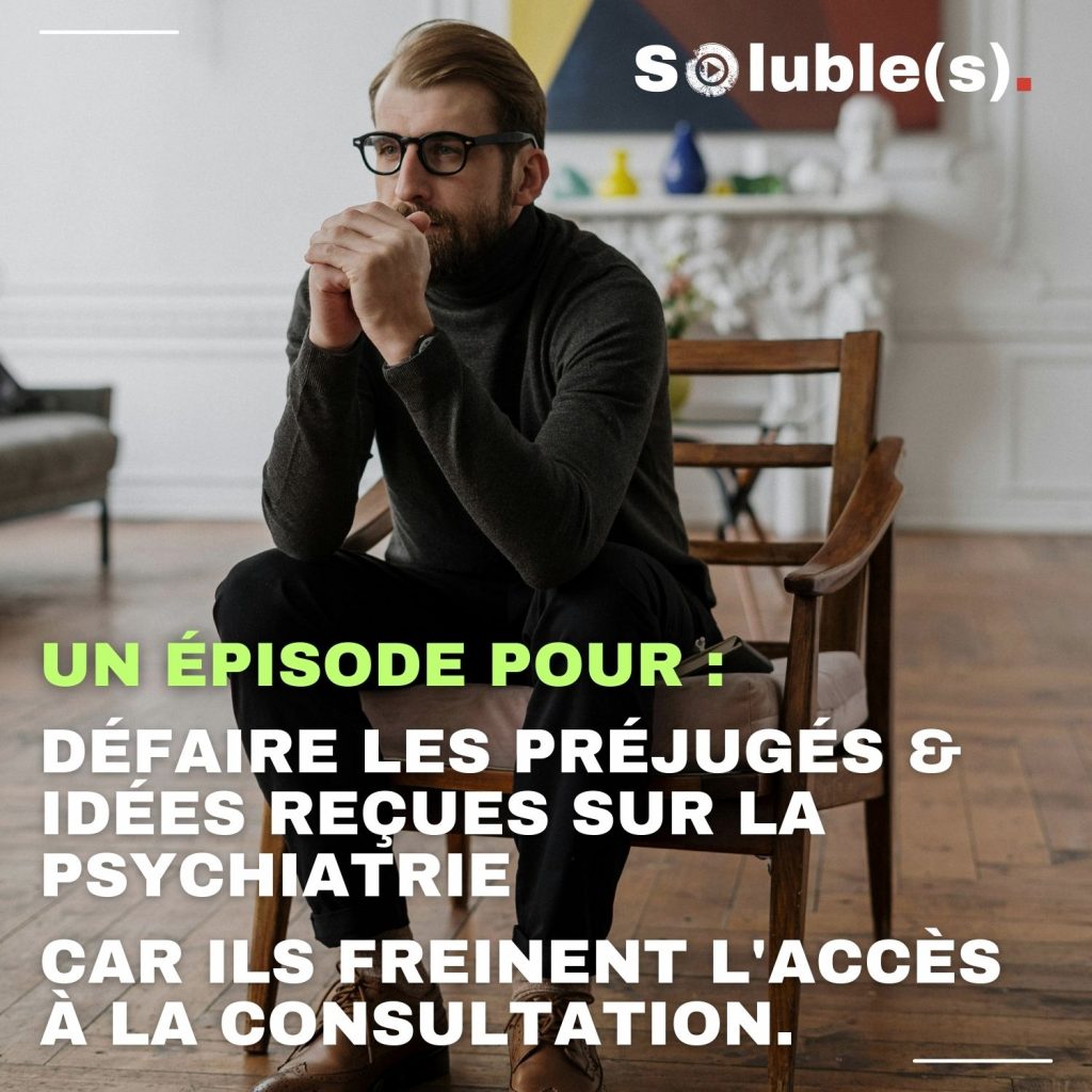 Un homme qui porte une barbe, des lunettes noires et un col roulé est assis sur un fauteil en bois dans un cabinet de consulation. Les coudes posés sur chaque genoux, les poignets réunis l'un contre l'autre au niveau de sa bouche. Texte sur la pjoto : UN ÉPISODE POUR : DÉFAIRE LES PRÉJUGÉS & IDÉES REÇUES SUR LA PSYCHIATRIE CAR ILS FREINENT L'ACCÈS À LA CONSULTATION.