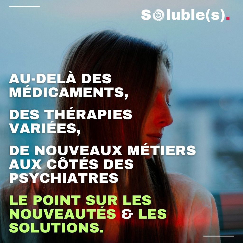 Femme brune de profil en intérieur. De profil le regard baissé, pensive. Dans son dos une ambiance gris/bleu de jour de mauvais temps, de la lumière rouge se reflète sur son visage et une partie de son pull blanc.Texte sur l'image : LE POINT SUR LES NOUVEAUTÉS & LES SOLUTIONS.AU-DELÀ DES MÉDICAMENTS,DES THÉRAPIES VARIÉES,DE NOUVEAUX MÉTIERS AUX CÔTÉS DES PSYCHIATRES