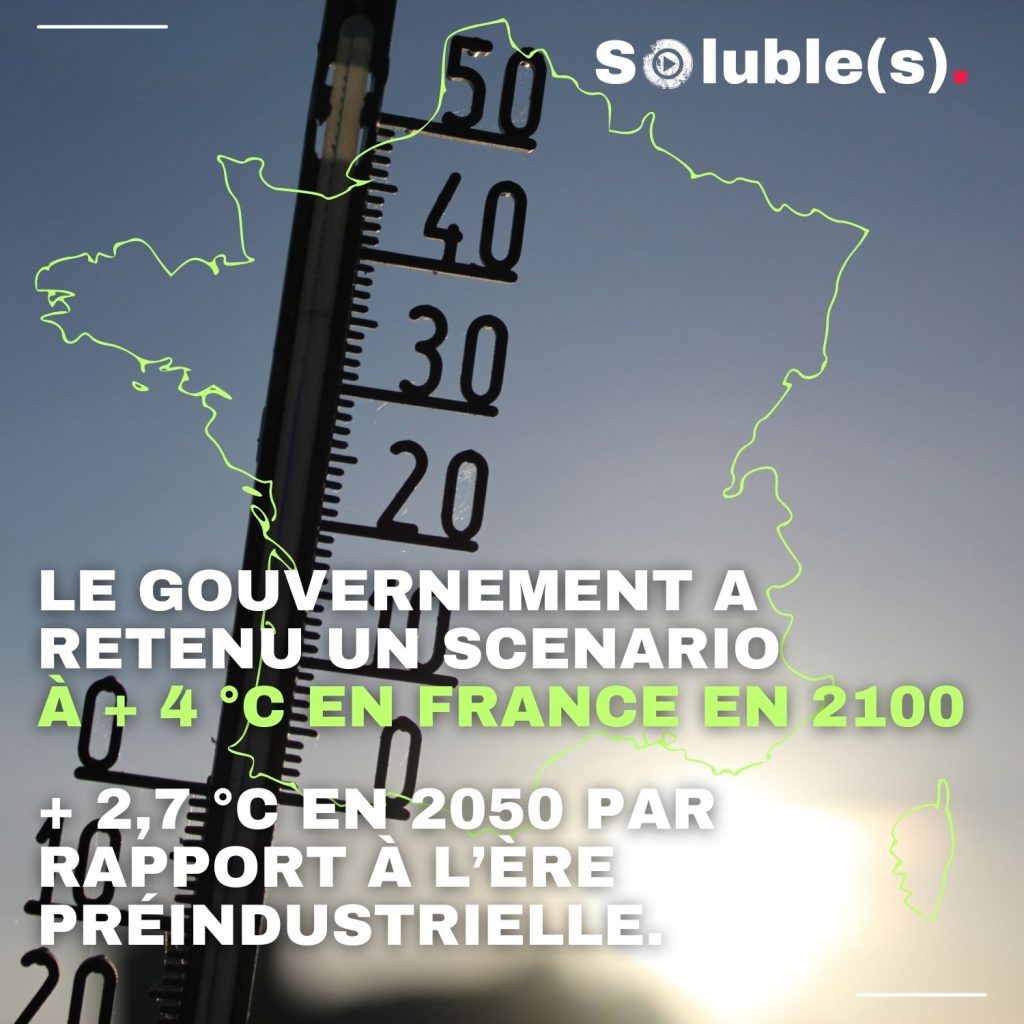 Illustration, un thermomètre en arrière-plan le ciel bleu et un soleil vif. Au premier plan les contour de la carte de France métropolitaine et la Corse. Texte : LE GOUVERNEMENT A RETENU UN SCENARIO À + 4 °C EN FRANCE EN 2100 + 2,7 °C EN 2050 PAR RAPPORT À L’ÈRE PRÉINDUSTRIELLE.