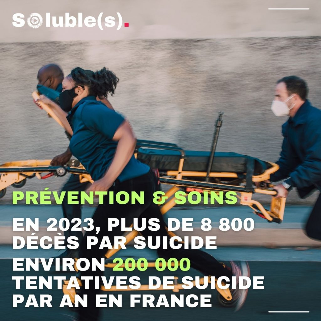 Trois secouristes courent en déplaçant le brancard vide d'une ambulance. Texte sur la photo : PRÉVENTION & SOINS EN 2023, PLUS DE 8 800 DÉCÈS PAR SUICIDE ENVIRON 200 000 TENTATIVES DE SUICIDE PAR AN EN FRANCE
