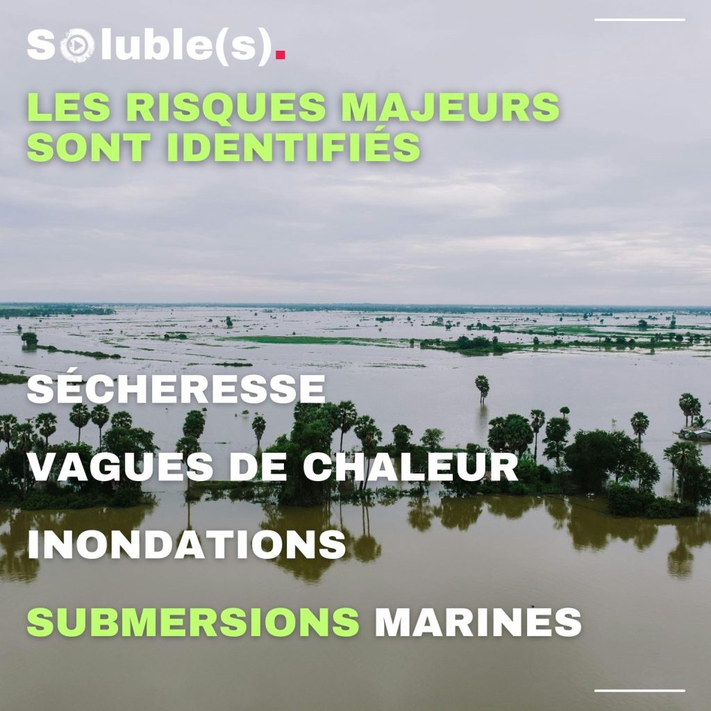 Vue d'un territoire agricole et forestier inondé par une submersion marine. Texte : VAGUES DE CHALEUR INONDATIONS SUBMERSIONS MARINES LES RISQUES MAJEURS SONT IDENTIFIÉS SÉCHERESSE