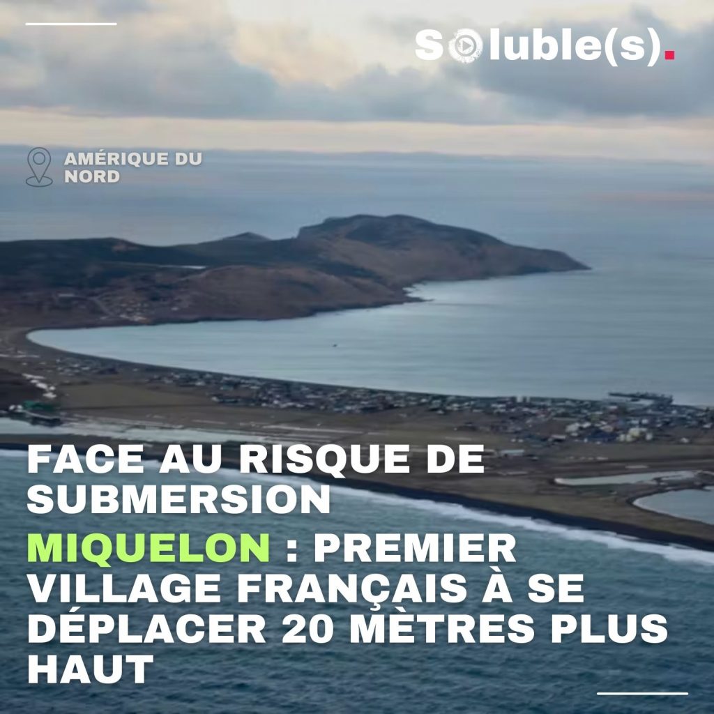 Vue aérienne du petit village de Miquelon, en arrière-plan les collines. Texte : MIQUELON : PREMIER VILLAGE FRANÇAIS À SE DÉPLACER 20 MÈTRES PLUS HAUT FACE AU RISQUE DE SUBMERSION