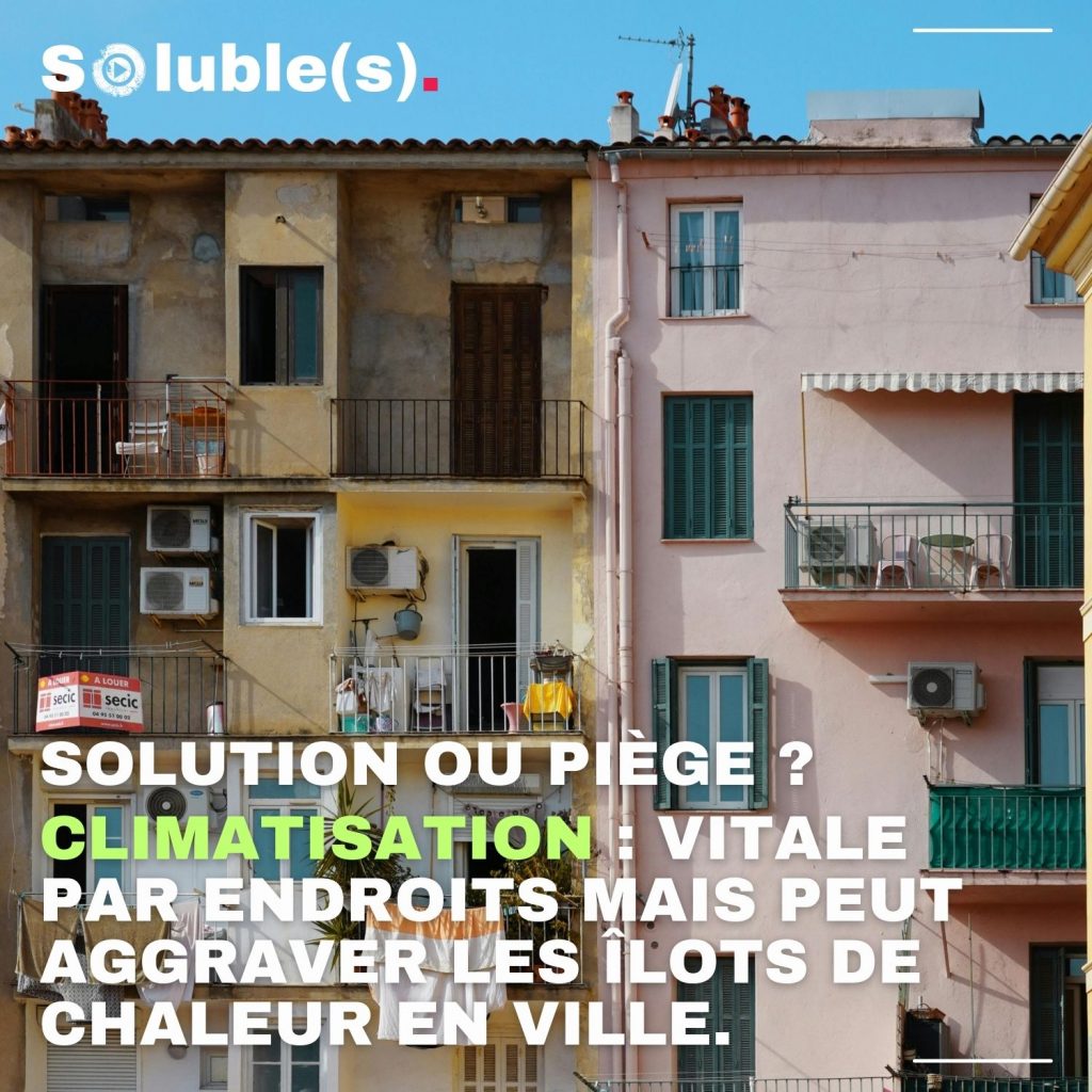 Vue d'immeuble colorés mais vétustes à Ajaccio. C'est l'été des fêntres sont ouvertes et un appartement dispose de deux blocs de climatisations visibles sur la façade.Texte : CLIMATISATION : VITALE PAR ENDROITS MAIS PEUT AGGRAVER LES ÎLOTS DE CHALEUR EN VILLE. SOLUTION OU PIÈGE ?