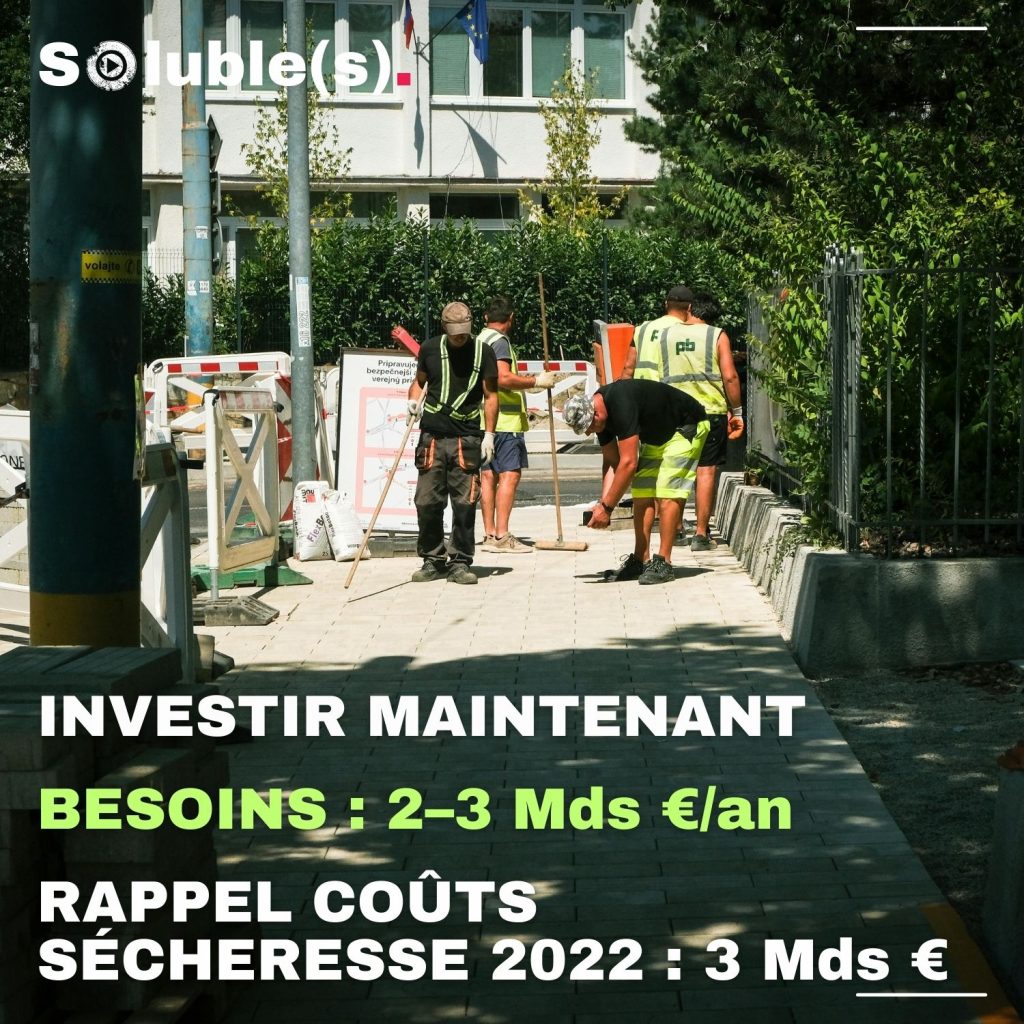 Un chantier sur un trottoir. Les ouvriers sont en plei soleis mais le reste de la photo montre l'ombre offerte par la végétation.