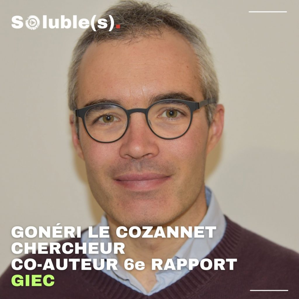 Portrait de Gonéri Le Cozannet/ Lunettes arrondies, pull, col de chemise. Texte : GONÉRI LE COZANNET CHERCHEUR CO-AUTEUR 6e RAPPORT GIEC
