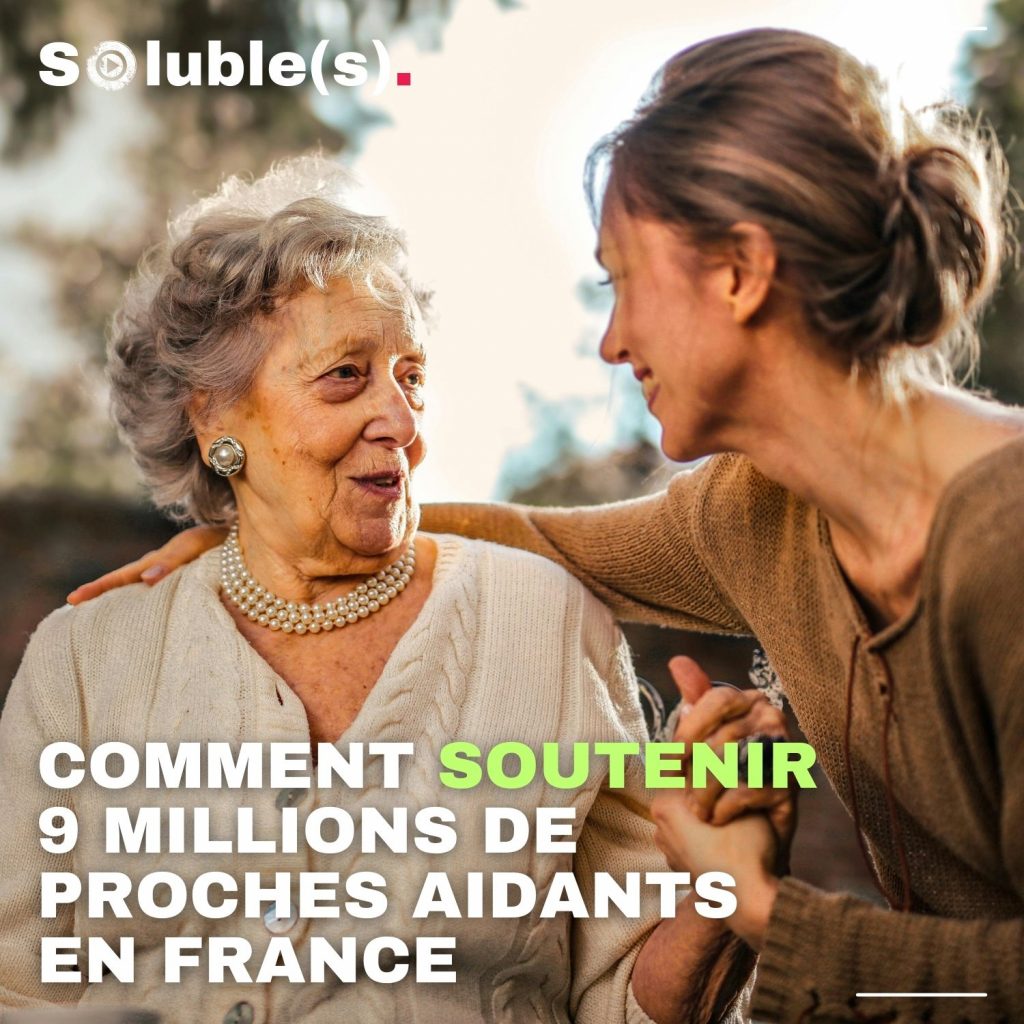 Une jeune femme, la quarantaine, assise à côté d'une dame âgée est bien apprêtée. Elle se regardent avec affection dans les yeux, se tienne la main et le poignet gauche, la plus jeune passe son bras droit autour de la dame âgée. Texte : Titre de l'épisode : COMMENT SOUTENIR 9 MILLIONS DE PROCHES AIDANTS EN FRANCE