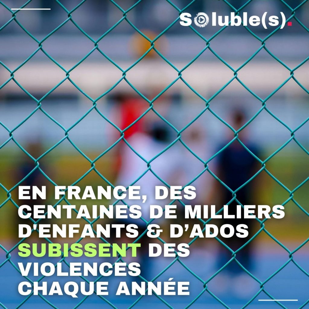 Enfants jouant au basket, l'image est floue au premier plan le grillage bleu du terrain est net. Texte sur l'image : EN FRANCE, DES CENTAINES DE MILLIERS D'ENFANTS & D’ADOS SUBISSENT DES VIOLENCES CHAQUE ANNÉE