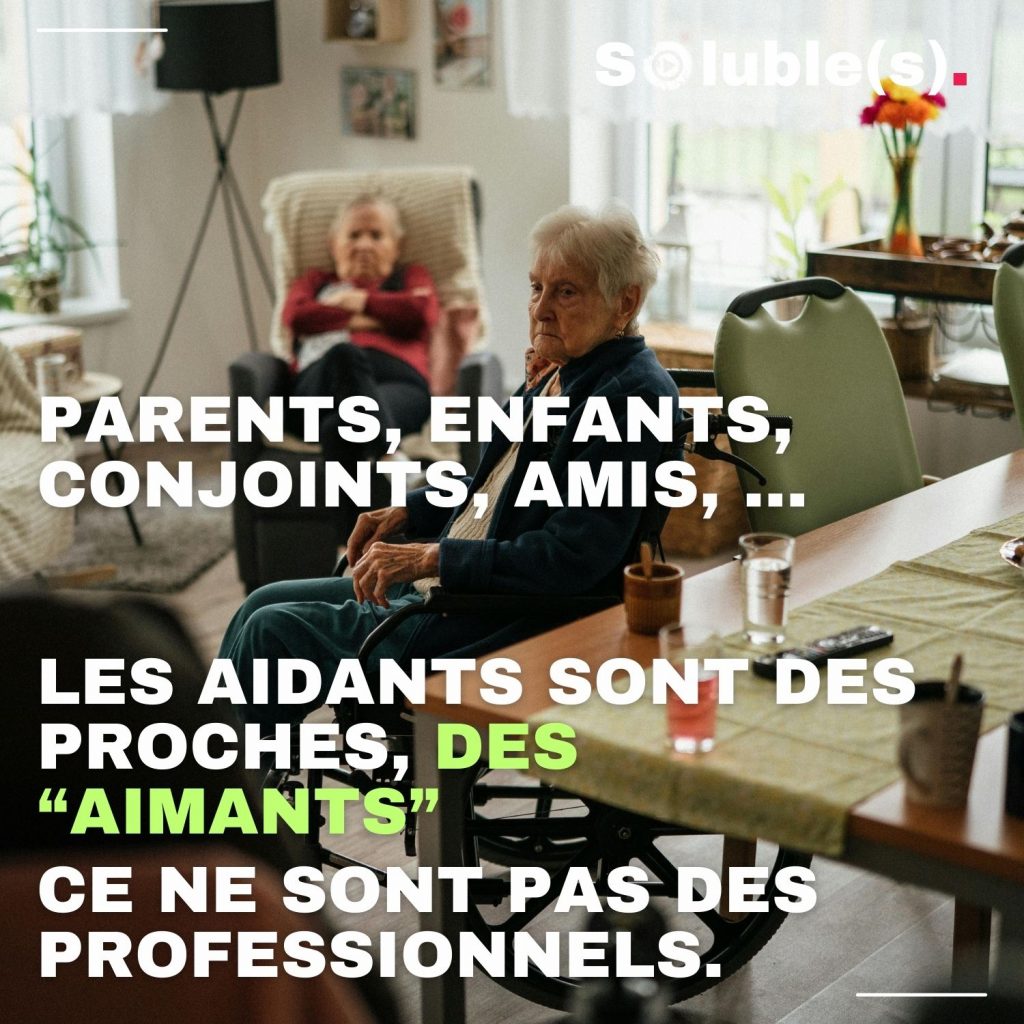 Un salon familial avec une table à manger au premier plan, au loin, un viel homme les bras croisés assis sur un fauteuil, entre les deux une dame âgée sur un fauteuil roulant. Texte sur l'image : LES AIDANTS SONT DES PROCHES, DES “AIMANTS” PARENTS, ENFANTS, CONJOINTS, AMIS, ... CE NE SONT PAS DES PROFESSIONNELS.