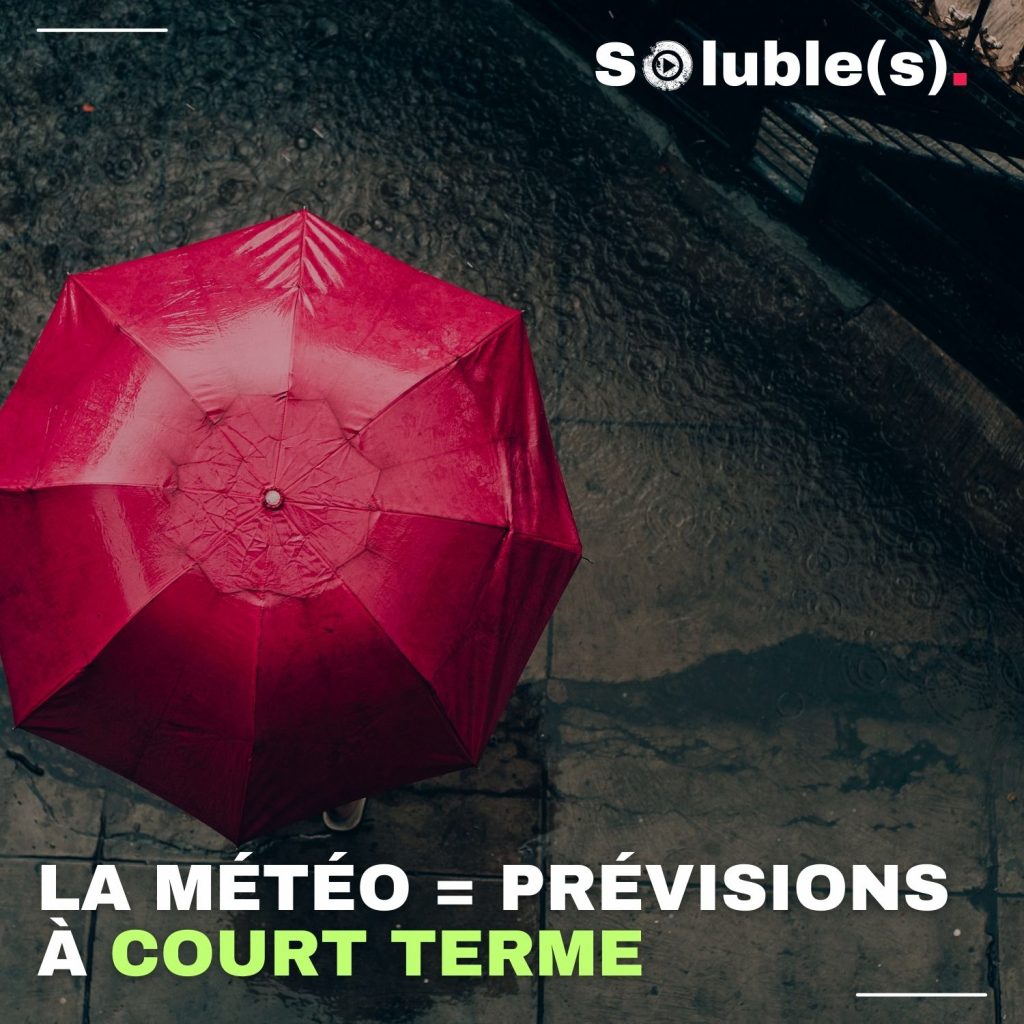 Vue du dessus d’un parapluie rouge ouvert sur un sol mouillé, illustrant la météo et le texte « La météo = prévisions à court terme ».