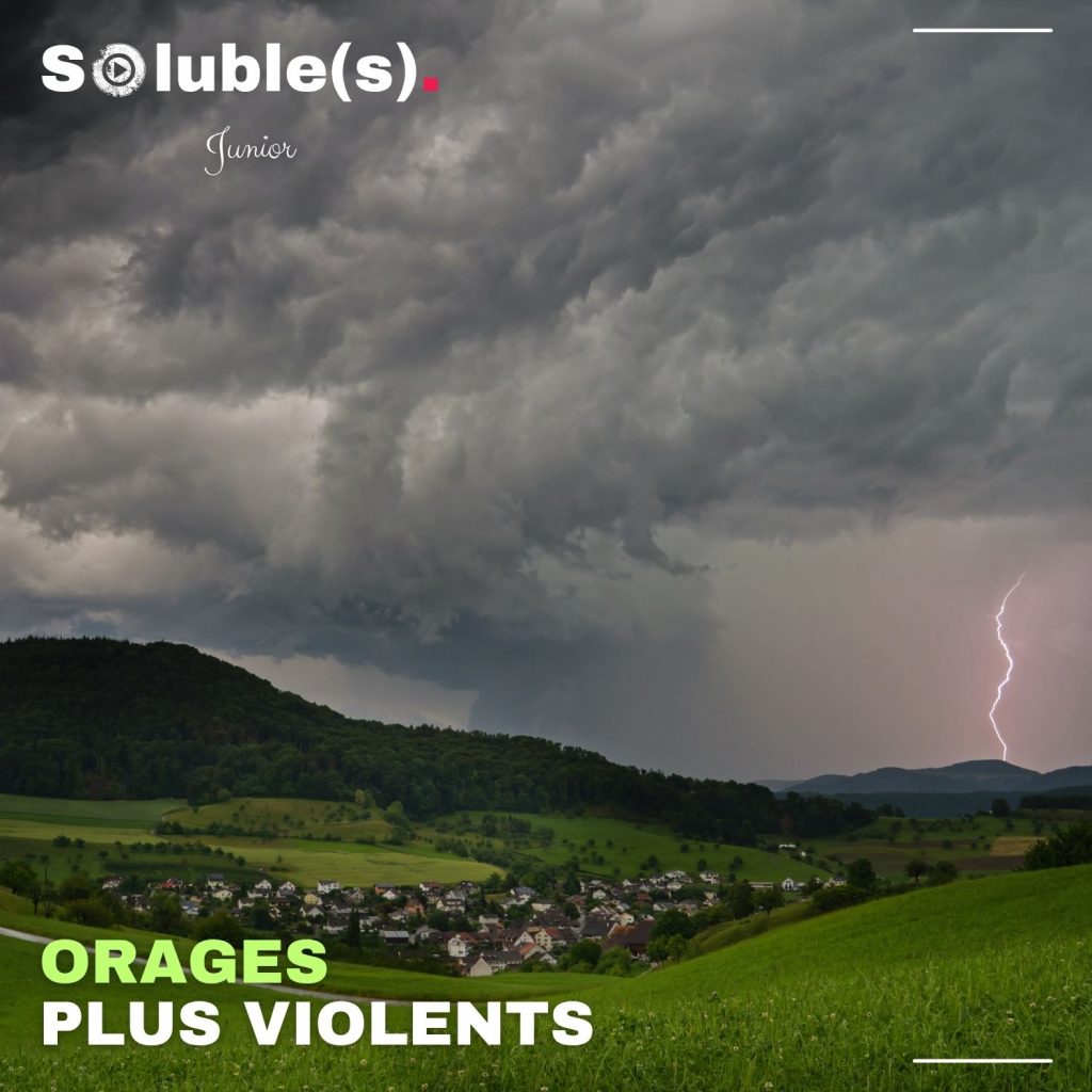 Un paysage de campagne sous de gros nuages noirs, avec un éclair dans le ciel. Le texte annonce que les orages deviennent plus violents à cause du changement climatique.