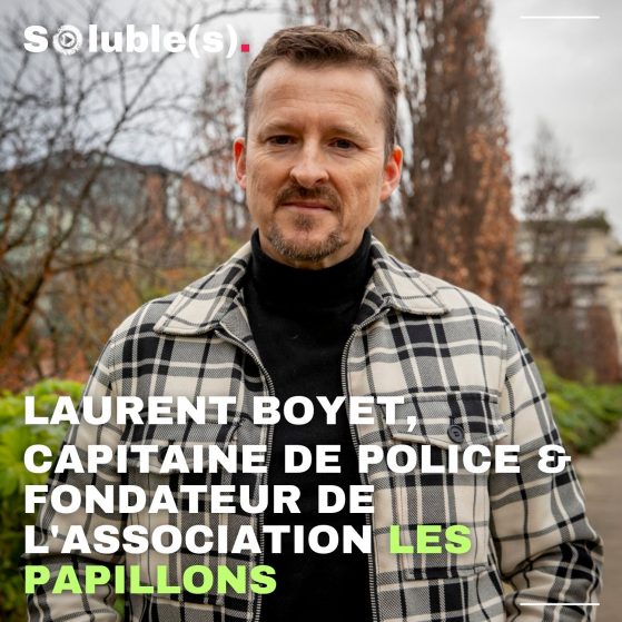Portrait de Laurent Boyet Pull col roulé noir, surchemise blanche à carreaux noirs. Texte : CAPITAINE DE POLICE & FONDATEUR DE L'ASSOCIATION LES PAPILLONS LAURENT BOYET,