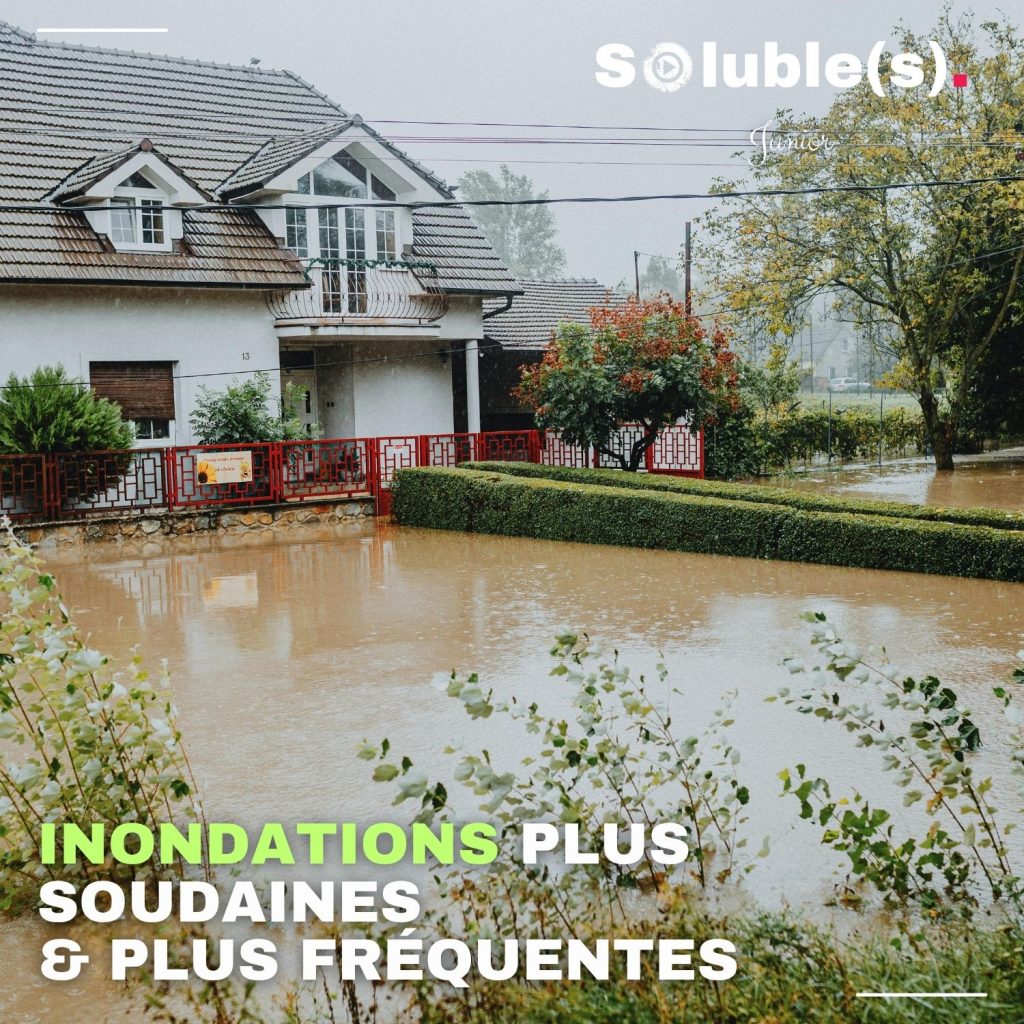 Une maison et son jardin sont inondés par de l’eau marron. Le texte explique que les inondations sont plus soudaines et plus fréquentes à cause du changement climatique.