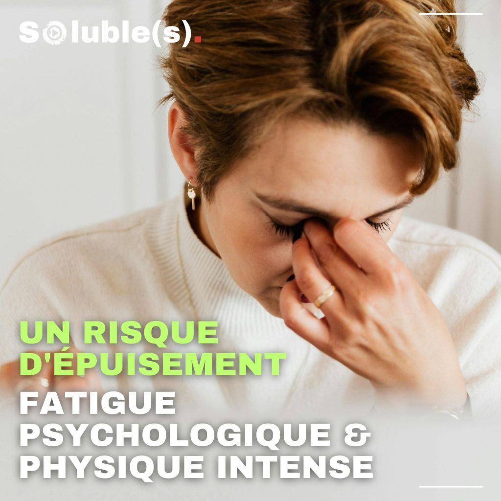 Femme aux cheveux châtains courts tête baissée, la main sur le visage qui entourent son nez.Texte : UN RISQUE D'ÉPUISEMENT FATIGUE PSYCHOLOGIQUE & PHYSIQUE INTENSE