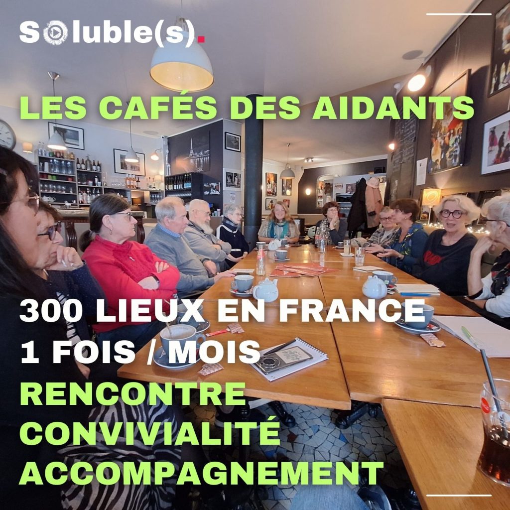 Photo de groupe d'un rassemblement d'aidants dans un café autour d'une très grande table. Texte : LES CAFÉS DES AIDANTS 300 LIEUX EN FRANCE 1 FOIS / MOIS RENCONTRE CONVIVIALITÉ ACCOMPAGNEMENT