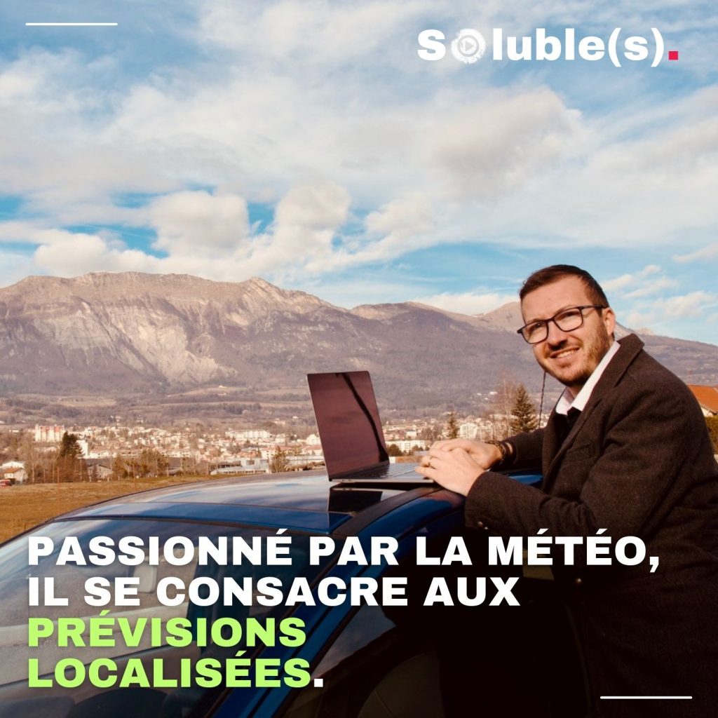 Paul Marquis, météorologue indépendant, travaillant sur un ordinateur portable posé sur une voiture, devant un paysage de collines marseillaises, illustrant son engagement pour les prévisions météo localisées.