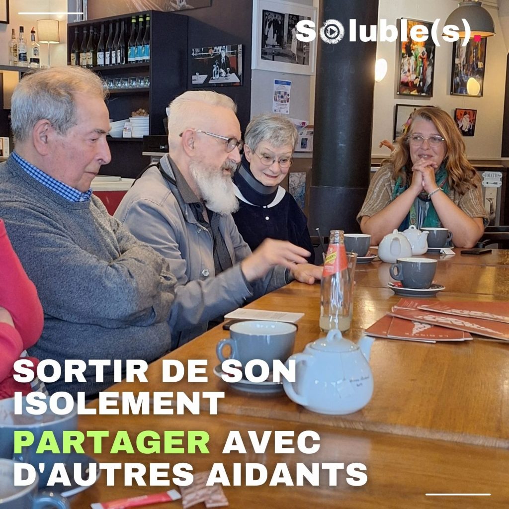 plan serré table groupe de parole café des aidants