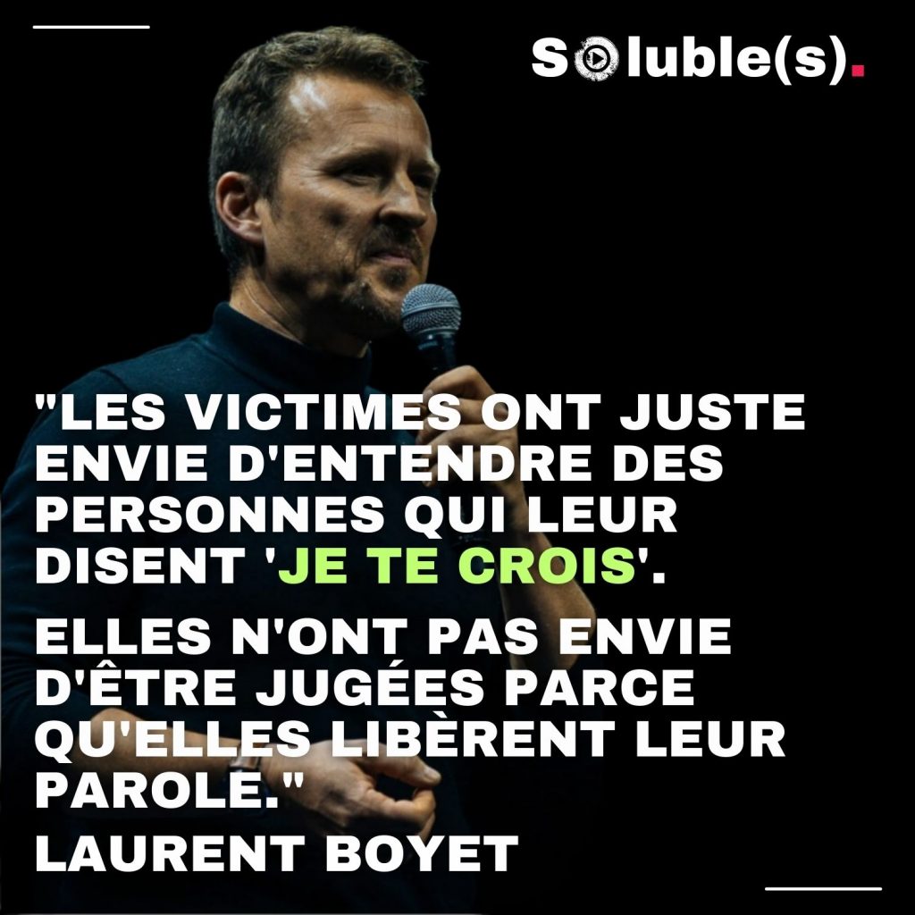 PHOTO : LAURENT BOYET SUR SCENE TIENT UN MICRO ET S'ADRESSE AU PUBLIC.Texte citation de Laurent dans l'épisode : "LES VICTIMES ONT JUSTE ENVIE D'ENTENDRE DES PERSONNES QUI LEUR DISENT 'JE TE CROIS'. LAURENT BOYET ELLES N'ONT PAS ENVIE D'ÊTRE JUGÉES PARCE QU'ELLES LIBÈRENT LEUR PAROLE."
