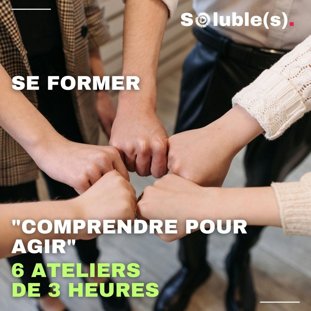Vue de 5 bras, les personnes joignent chacun leur poing serré. Texte : SE FORMER 6 ATELIERS DE 3 HEURES "COMPRENDRE POUR AGIR"