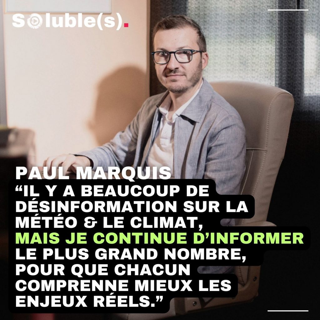 Portrait de Paul Marquis assis à un bureau, avec une citation sur la désinformation météo et climat : « Il y a beaucoup de désinformation sur la météo & le climat, mais je continue d’informer le plus grand nombre, pour que chacun comprenne mieux les enjeux réels. »
