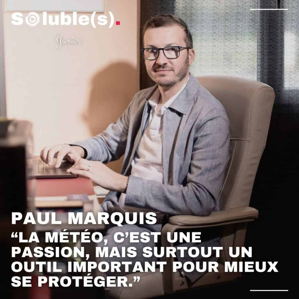 Paul Marquis est assis à son bureau devant un ordinateur. Le texte explique que la météo est sa passion et un outil important pour mieux se protéger.