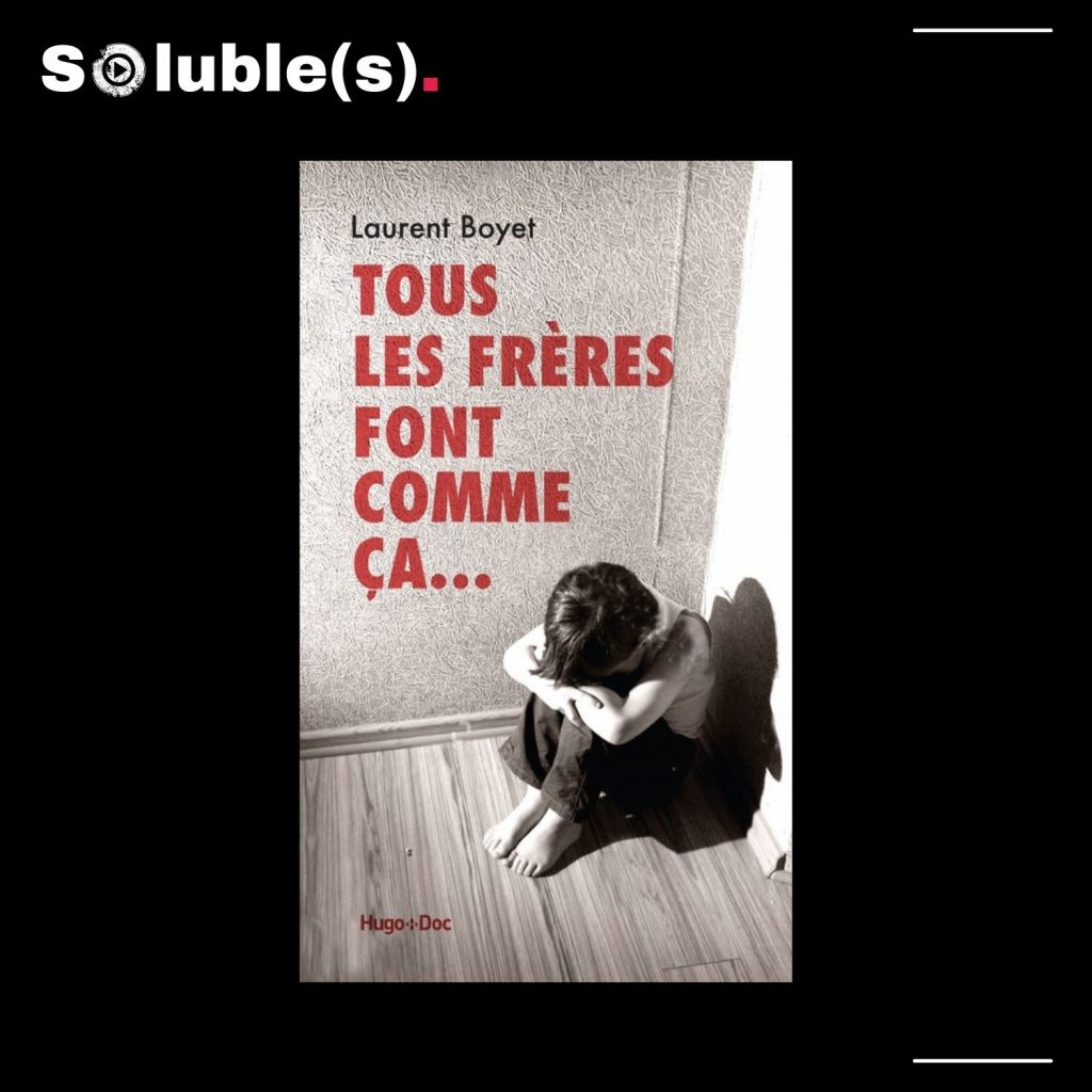 Couverture du livre de Laurent Boyet : Visuel noir et blanc enfant accroupi dans un coin contre l'angle d'un mur, parquet au sol, titre du livre en rouge : "Tous les frères font comme ça..."