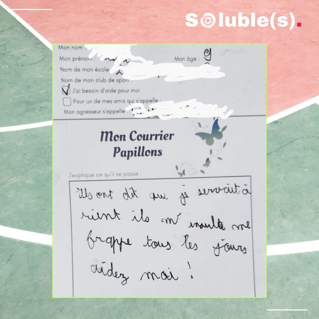 Document : Un mot Papillons rédigé par un enfant sur le formulaire dédié nommé "'Mon courrier Papillons".La case "J'ai besoin d'aide" est cochée. Texte écrit au stylo noir, à la main avec écriture d'enfant et fautes d'orthographe : "ils ont dit que je servait à rient ils m'ont insulté me frappe tous les jours aidez moi ! " 