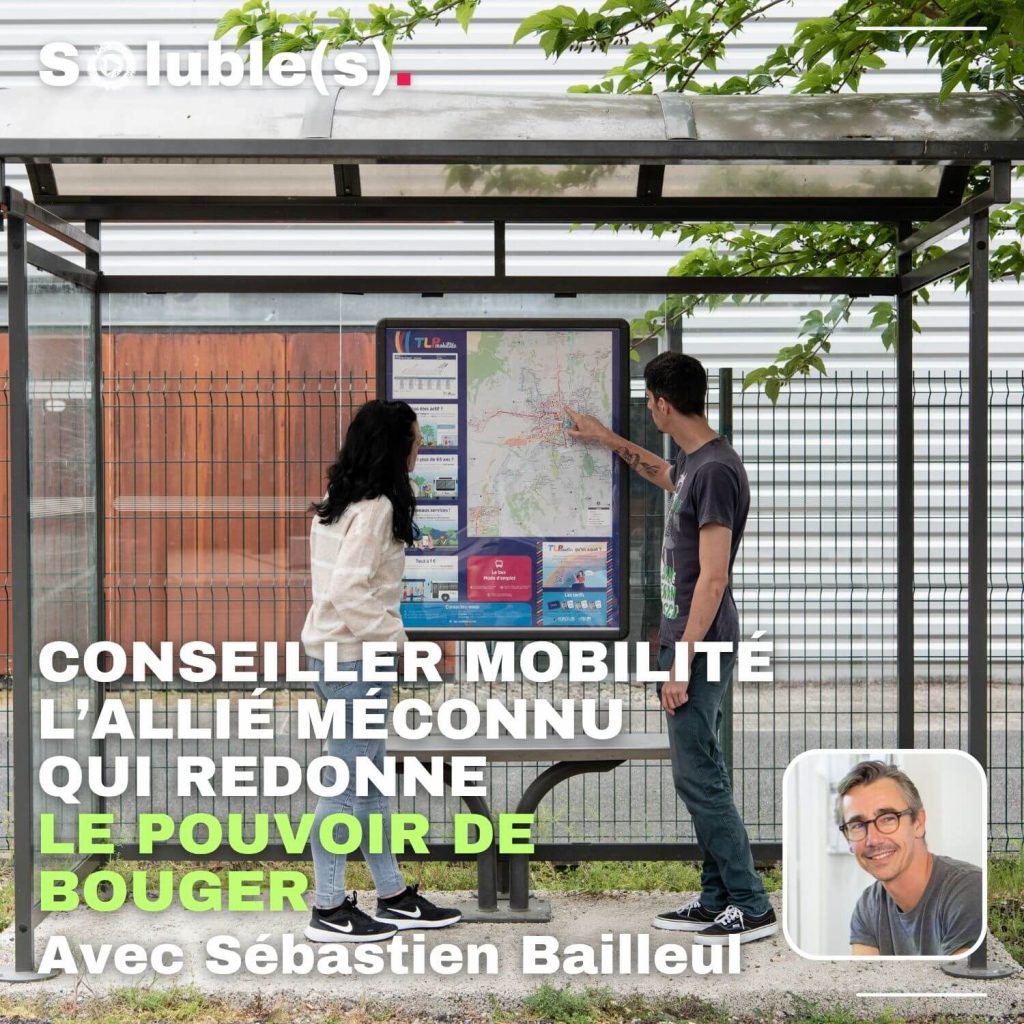 Deux personnes analysent une carte à un arrêt de bus. Texte à lire : "Conseiller mobilité, l’allié méconnu qui redonne le pouvoir de bouger. Avec Sébastien Bailleul"