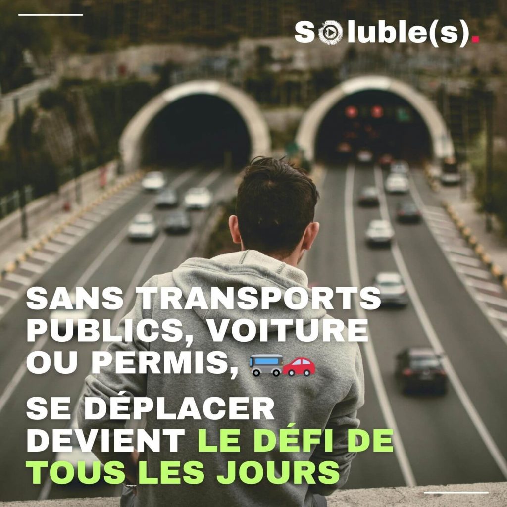 Homme face à route à tunnels. Texte à lire : "Sans transports publics, voiture ou permis, se déplacer devient le défi de tous les jours."