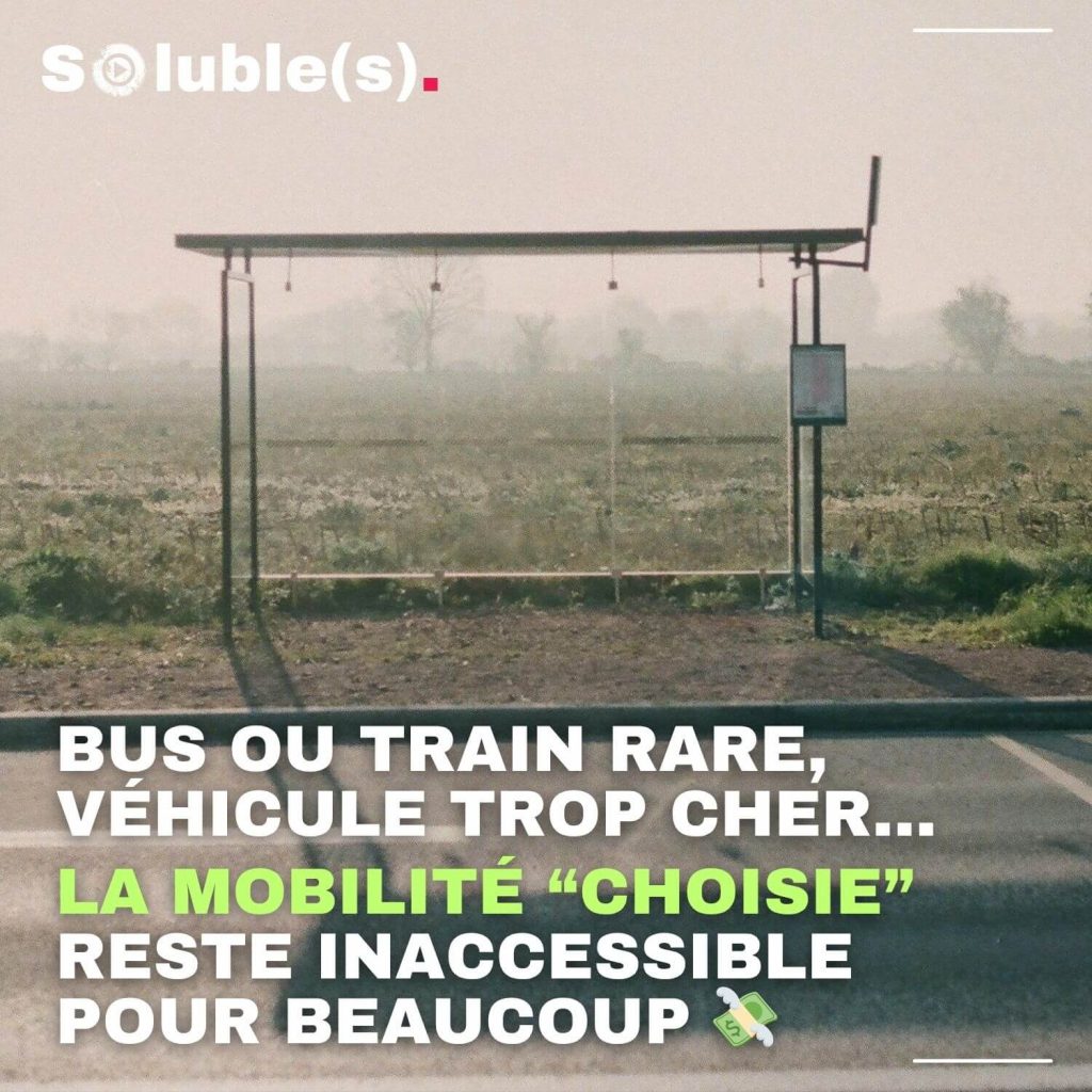 Arrêt de bus en campagne, paysage vide. Texte à lire : "Bus ou train rare, véhicule trop cher… La mobilité choisie reste inaccessible pour beaucoup."