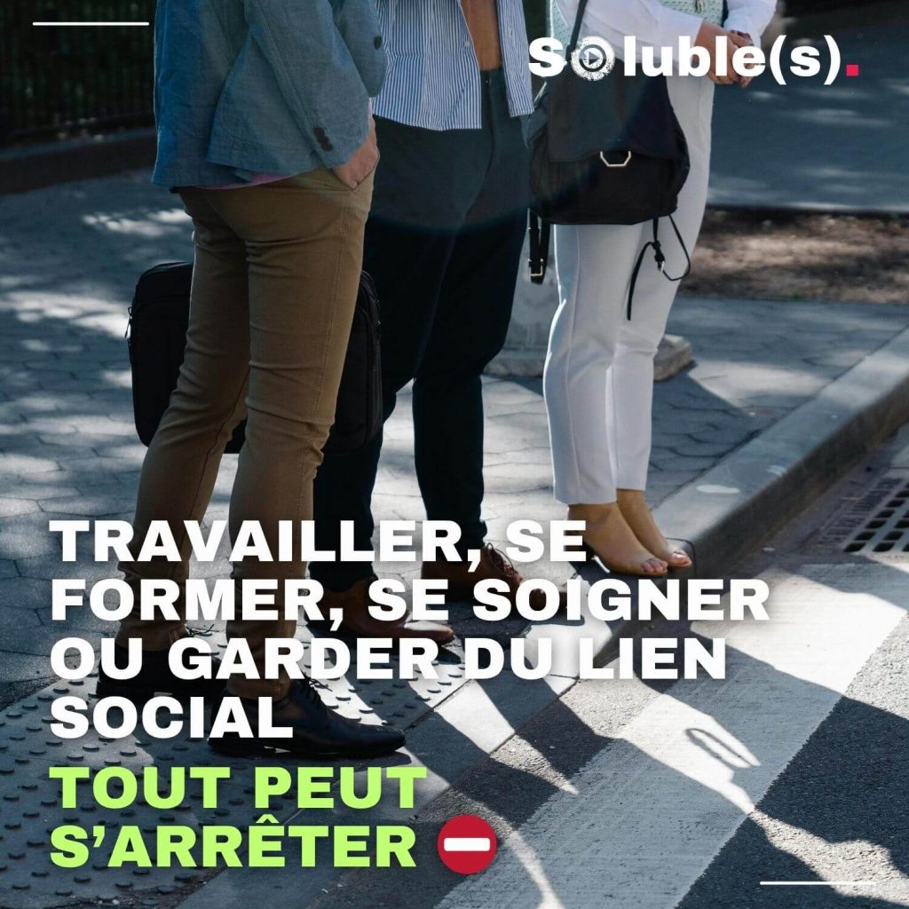 rois personnes sur un trottoir. Texte à lire : "Travailler, se former, se soigner ou garder du lien social. Tout peut s’arrêter."