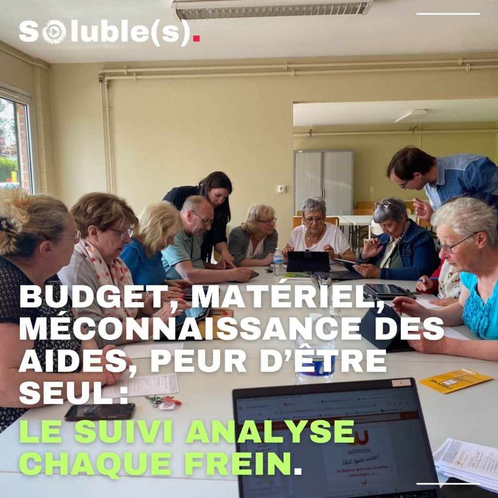 Groupe de seniors et adultes autour d’une table, accompagnés d’un conseiller pour analyser leurs difficultés de mobilité. Texte à lire : « Budget, matériel, méconnaissance des aides, peur d’être seul : le suivi analyse chaque frein. »