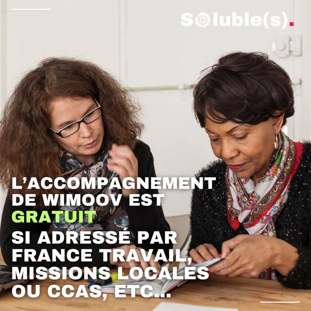 Deux femmes discutent. Texte à lire : "L’accompagnement de Wimoov est gratuit si adressé par France Travail, missions locales ou CCAS, etc."