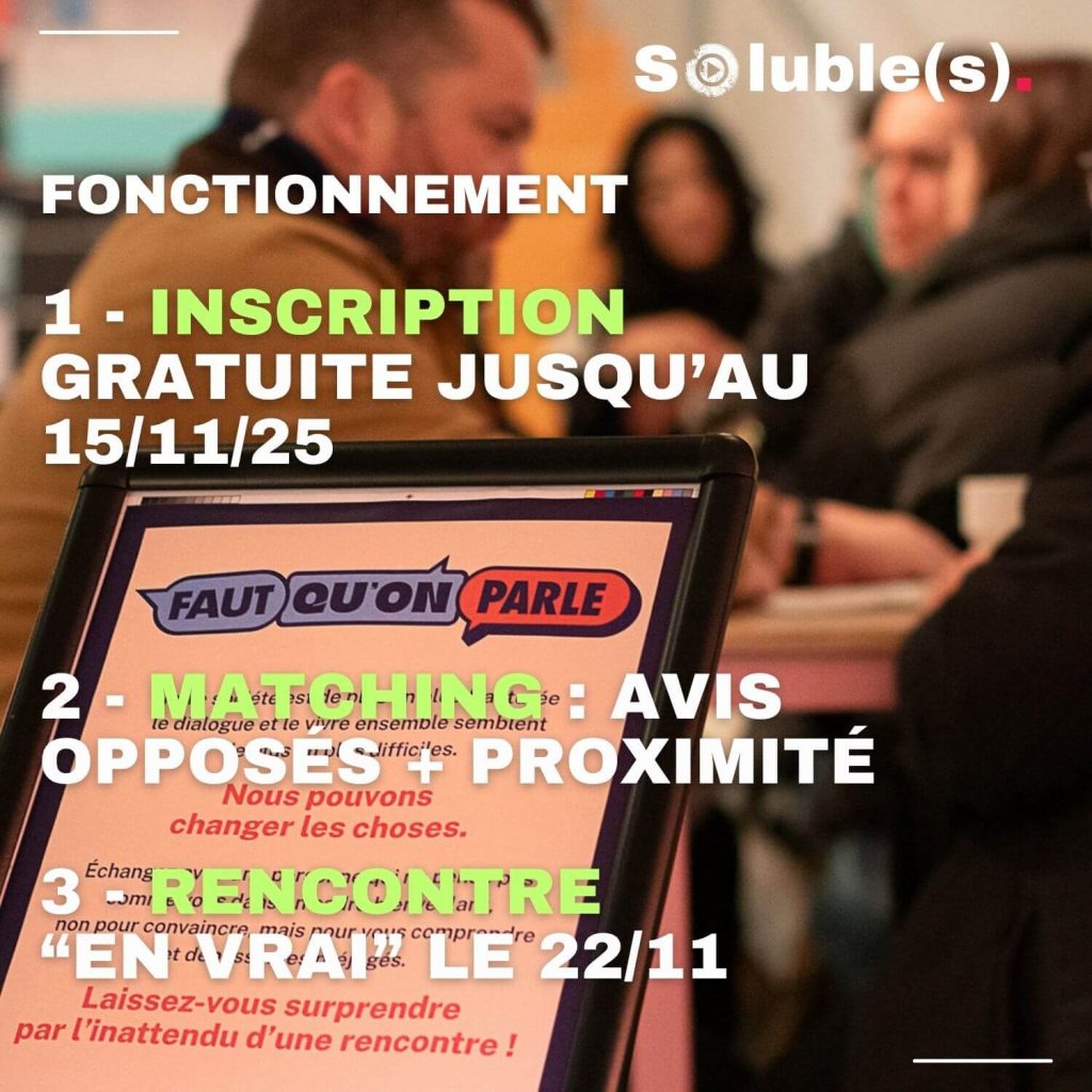 Photo prise lors de l’édition 2024 de “Faut qu’on parle”, montrant une tablette avec le logo et explication du dispositif au premier plan, entourée de participants en arrière-plan dans une salle conviviale. Le texte explique les trois étapes : inscription gratuite, matching des avis opposés selon la proximité géographique, et rencontre en présentiel le 22/11. L’image illustre concrètement le déroulement du dispositif citoyen.