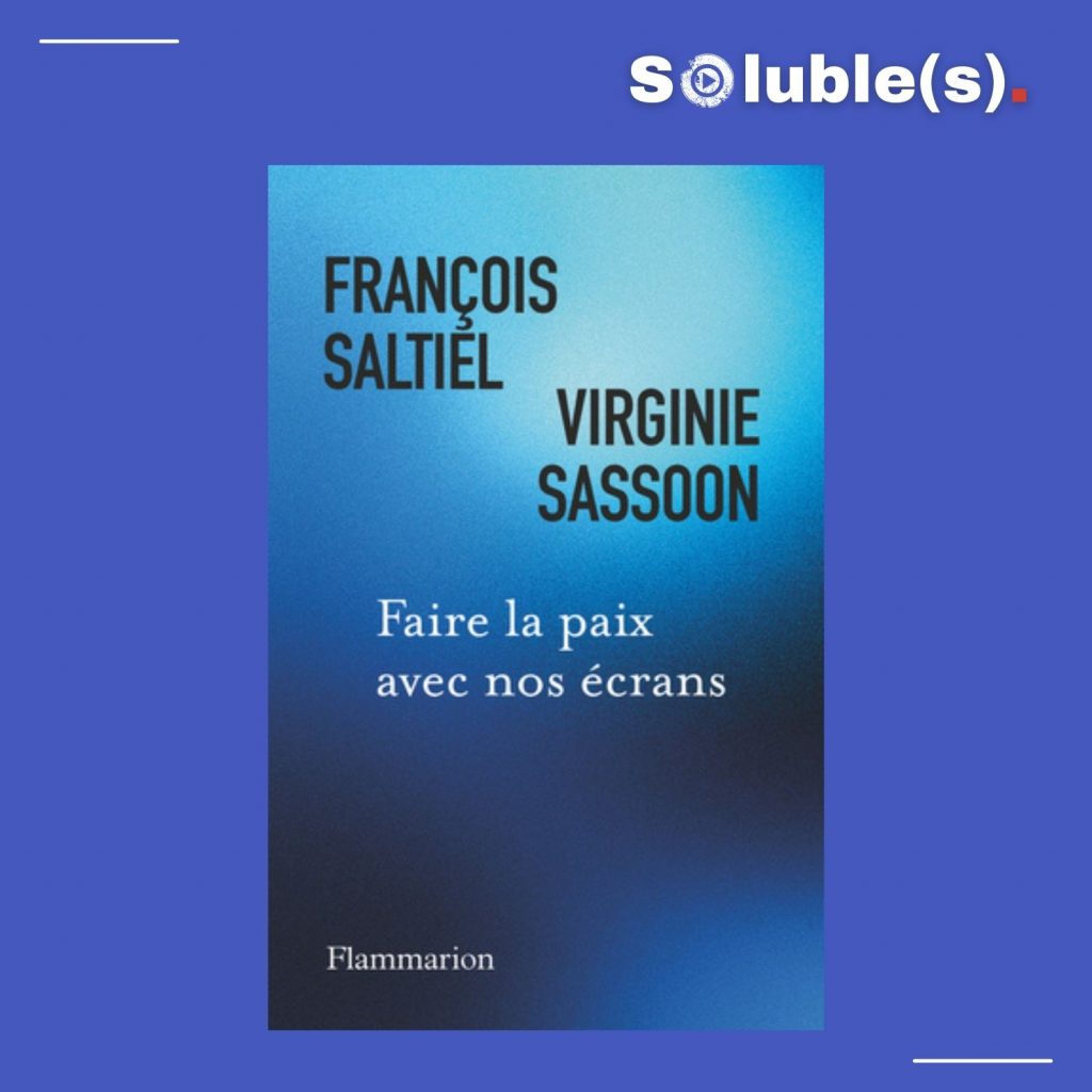 Couverture du livre « Faire la paix avec nos écrans », co-écrit par le journaliste François Saltiel et Virginie Sasson, publié aux éditions Flammarion sur un fond bleu dégradé.