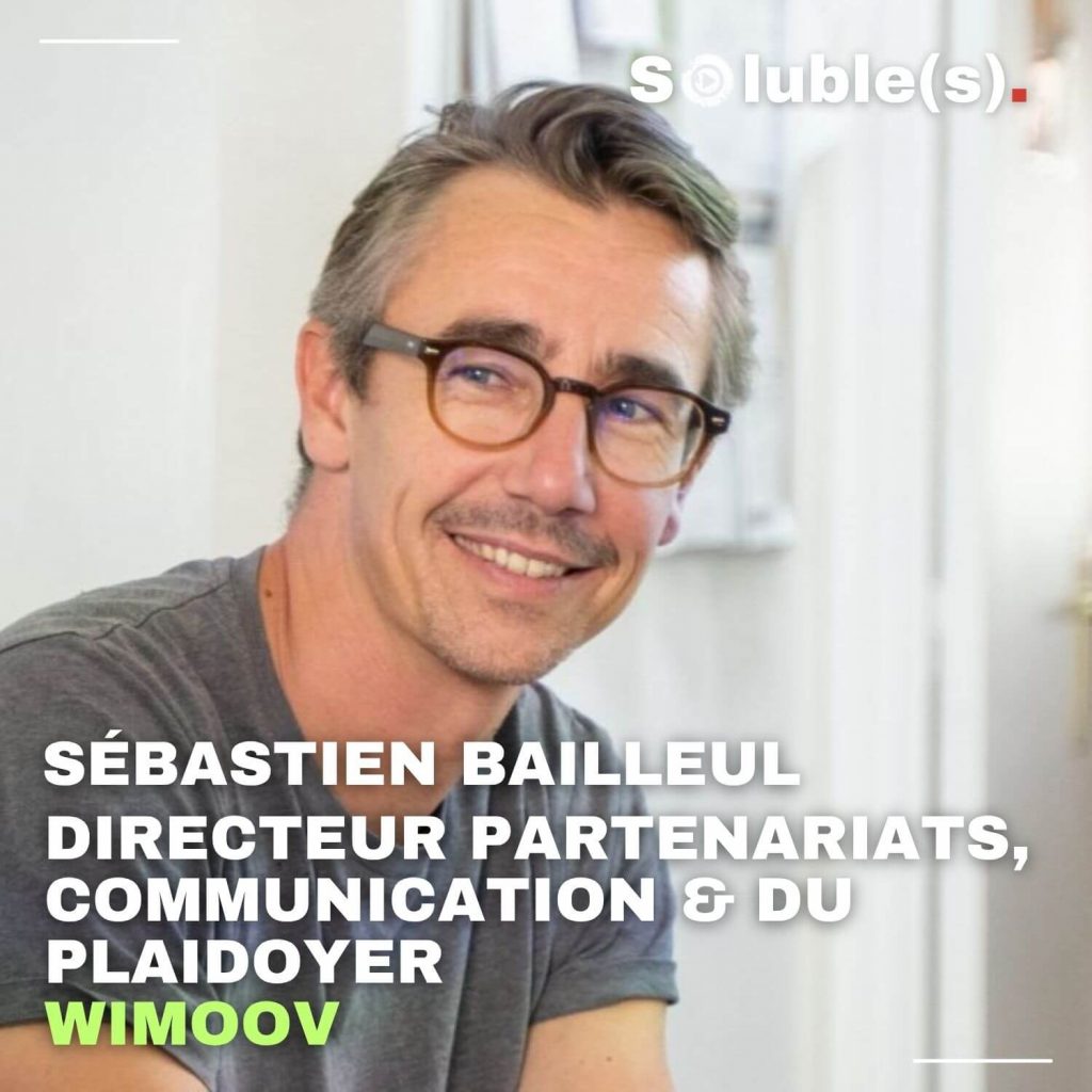 Portrait Sébastien Bailleul dans un bureau. Texte à lire : "Sébastien Bailleul, directeur partenariats, communication et plaidoyer Wimoov"