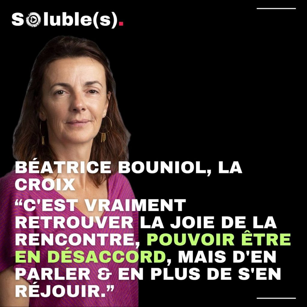 Portrait de Béatrice Bouniol, cheffe du service culture à La Croix, sur fond noir, associée à une large citation extraite de son intervention au micro du podcast Soluble(s) : “C’est vraiment retrouver la joie de la rencontre, pouvoir être en désaccord, mais d’en parler et en plus de s’en réjouir.” L’image met en scène l’invitée principale et l’esprit du dialogue valorisé dans l’épisode.