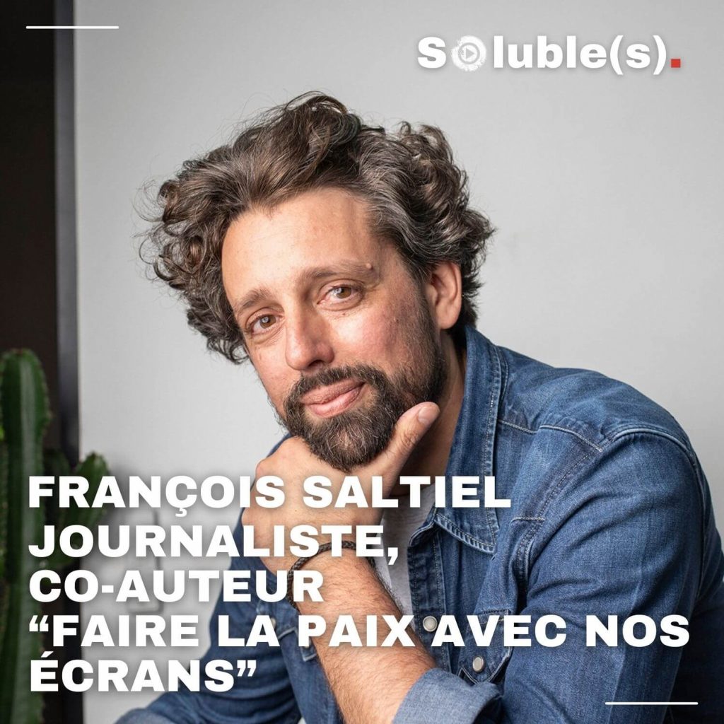 Portrait en gros plan de François Saltiel, identifié ici par sa fonction de journaliste et co-auteur de l'ouvrage « Faire la paix avec nos écrans », invité du podcast Soluble(s).
