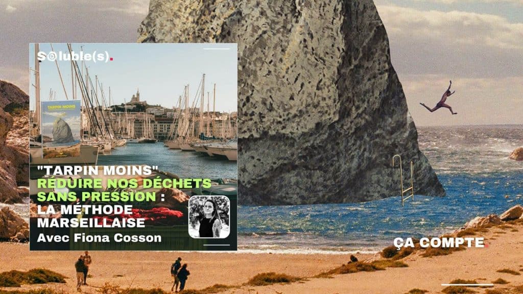 Visuel épisode podcast Soluble(s) Tarpin moins avec Fiona Cosson. Couverture guide montrant sac poubelle géant dans calanque marseillaise, sur fond Vieux-Port de Marseille avec bateaux et Notre-Dame-de-la-Garde. Portrait Fiona Cosson. Paysage calanques avec plongeur qui saute depuis le sac poubelle dans la mer....