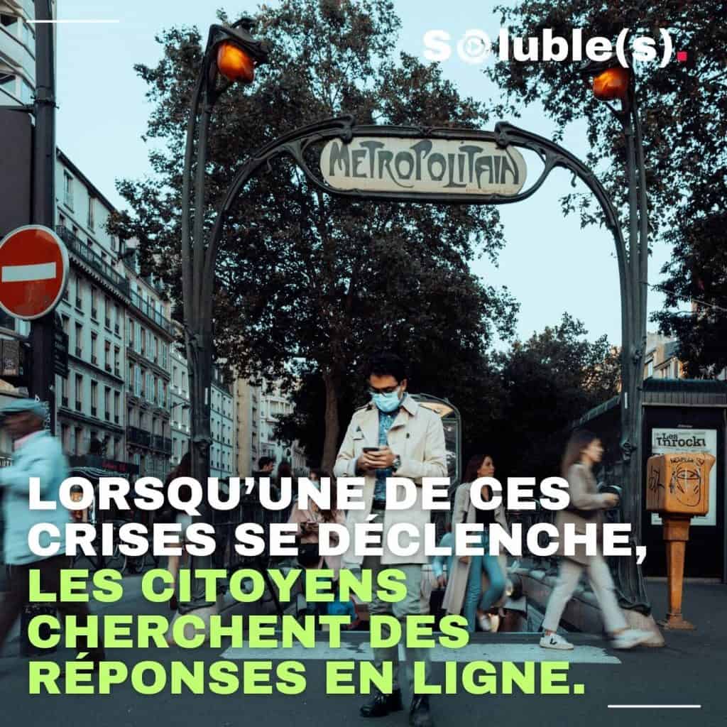 Entrée de métro parisien avec passants floutés, avec le texte « LORSQU’UNE DE CES CRISES SE DÉCLENCHE, LES CITOYENS CHERCHENT DES RÉPONSES EN LIGNE »