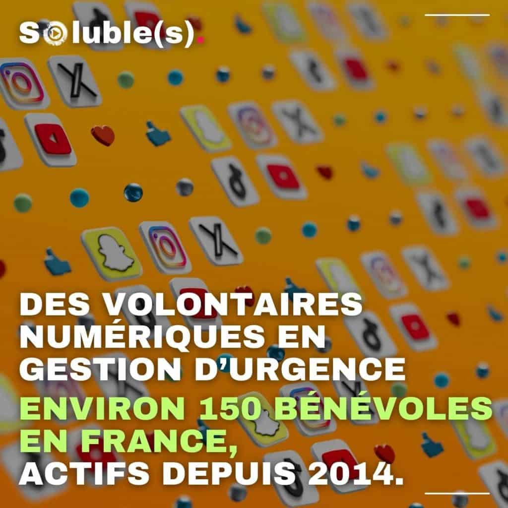  Fond d’icônes de réseaux sociaux sur fond jaune, avec le texte « DES VOLONTAIRES NUMÉRIQUES EN GESTION D’URGENCE – ENVIRON 150 BÉNÉVOLES EN FRANCE, ACTIFS DEPUIS 2014 »