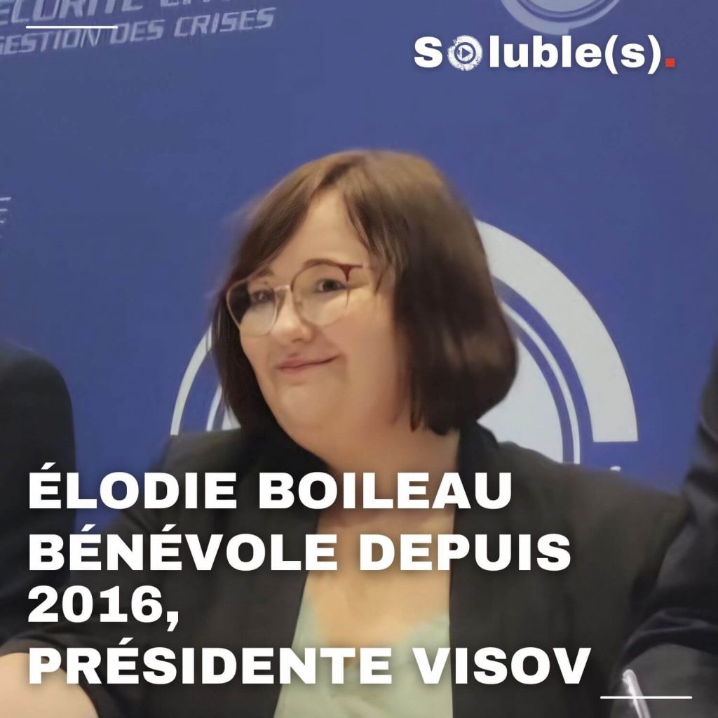 Portrait d’Élodie Boileau en conférence, avec le texte « ÉLODIE BOILEAU, BÉNÉVOLE DEPUIS 2016, PRÉSIDENTE VISOV »