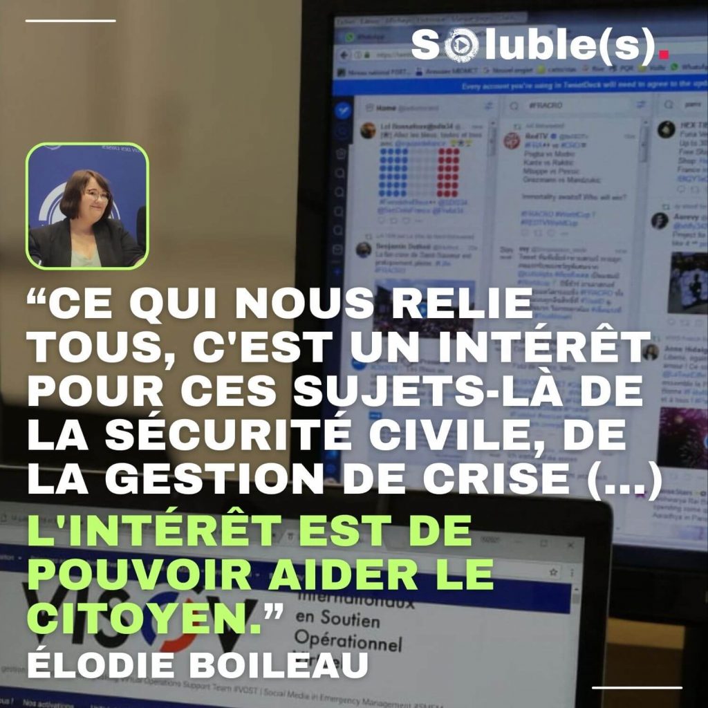 Écran montrant plusieurs colonnes de réseaux sociaux et le site VISOV, avec le texte « “CE QUI NOUS RELIE TOUS, C’EST UN INTÉRÊT POUR CES SUJETS-LÀ DE LA SÉCURITÉ CIVILE, DE LA GESTION DE CRISE (…) L’INTÉRÊT EST DE POUVOIR AIDER LE CITOYEN.” – ÉLODIE BOILEAU » 