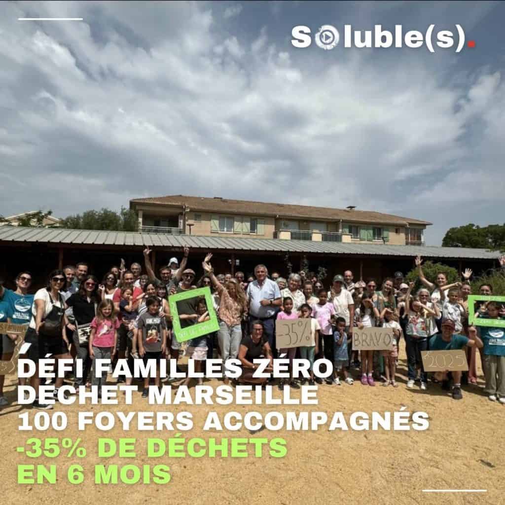 Photo de groupe en extérieur montrant de nombreuses familles souriantes, adultes et enfants, rassemblées sous le soleil. Certains tiennent des pancartes en carton avec écrit '-35%', 'BRAVO', '2025' ou des cadres verts 'Défi des familles'. Texte incrusté : DÉFI FAMILLES ZÉRO DÉCHET MARSEILLE. 100 FOYERS ACCOMPAGNÉS. -35% DE DÉCHETS EN 6 MOIS.