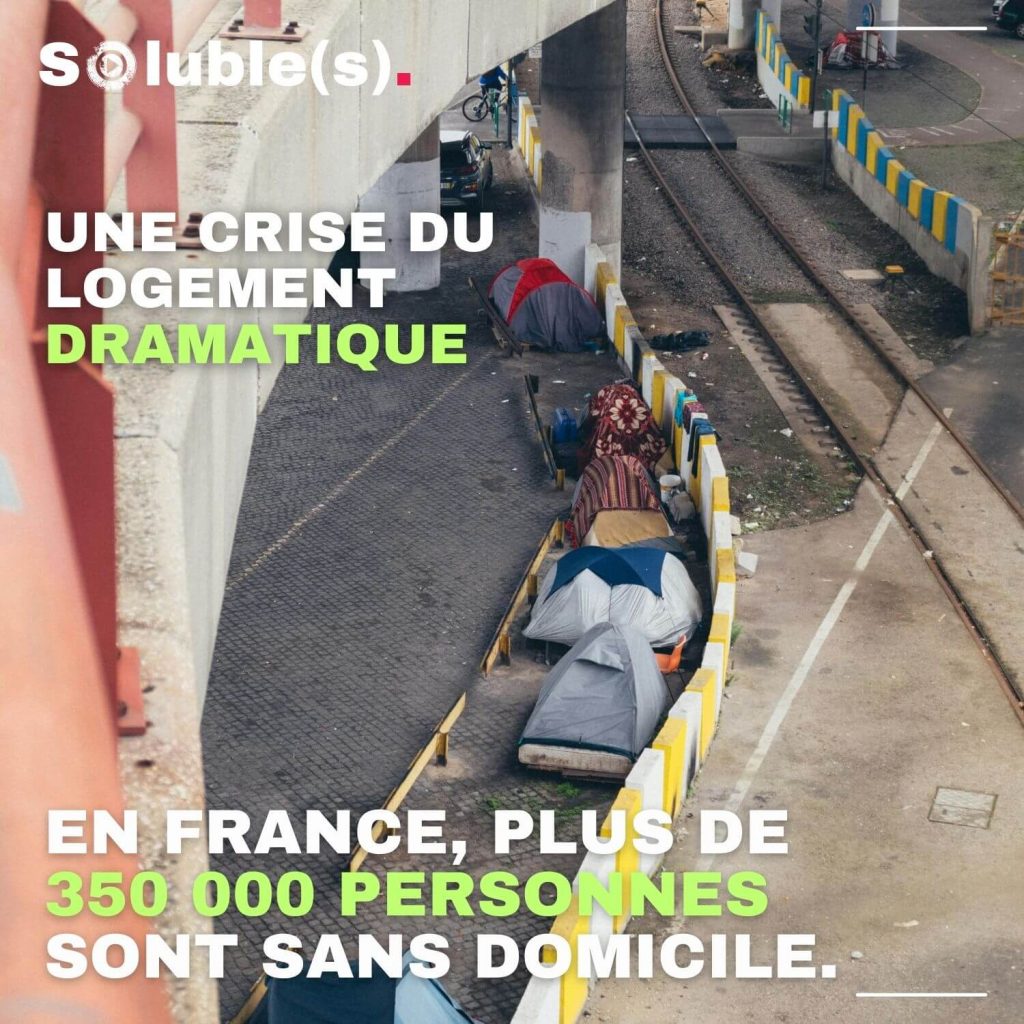 Photographie de plusieurs tentes installées sous un pont urbain le long d'une voie ferrée, avec le texte "Une crise du logement dramatique : en France, plus de 350 000 personnes sont sans domicile"